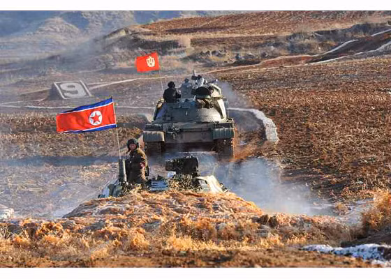 Các xe tăng Triều Tiên hành tiến trong một đoạn đường.