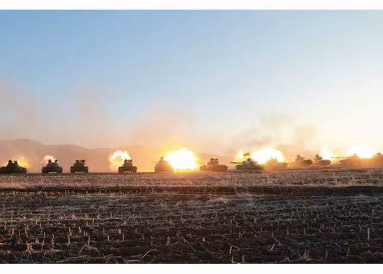 Cả dàn xe tăng đồng loạt nã pháo trong một bài thi.