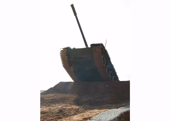 Đây có thể là loại xe tăng T-55 hoặc Type 59 đang vượt dốc cao.