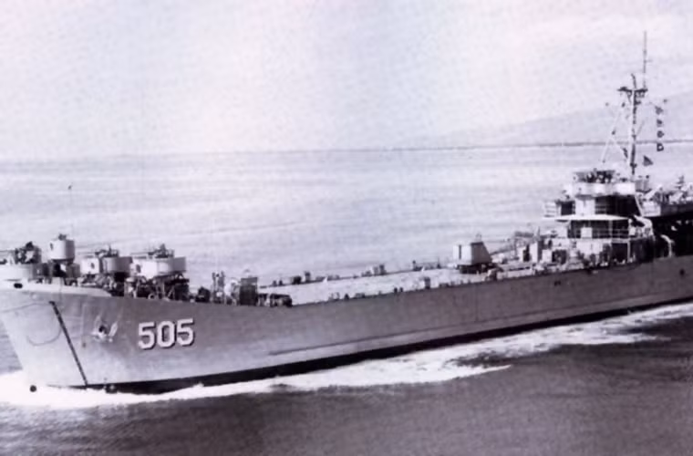 Thực hiện nhiệm vụ đóng giữ, bảo vệ đảo Gạc Ma và Cô Lin, 9h ngày 13/3/1988, tàu HQ-604 do đồng chí Vũ Phi Trừ làm thuyền trưởng và tàu HQ-505 do đồng chí Vũ Huy Lễ làm thuyền trưởng được lệnh từ đảo Đá Lớn tiến về phía Gạc Ma, Cô Lin. Ngay trong đêm, tàu HQ-604 thả xuồng đưa vật liệu và bộ đội vào cắm cờ giữ đảo.