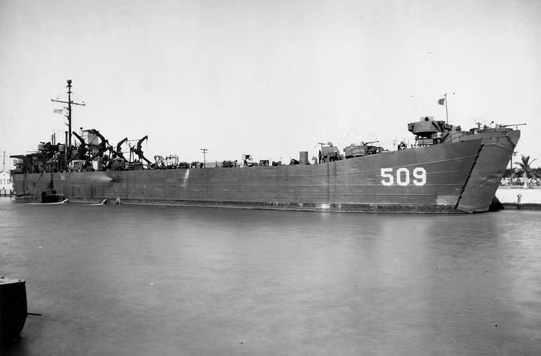 “Gốc gác” HQ-505 là tàu đổ bộ tăng USS Bulloch County (LST-509) được đóng cho Hải quân Mỹ từ năm 1943. Con tàu này từng tham gia chiến dịch đổ bộ đường biển lớn nhất lịch sử thế giới - Normandy tháng 6/1944.