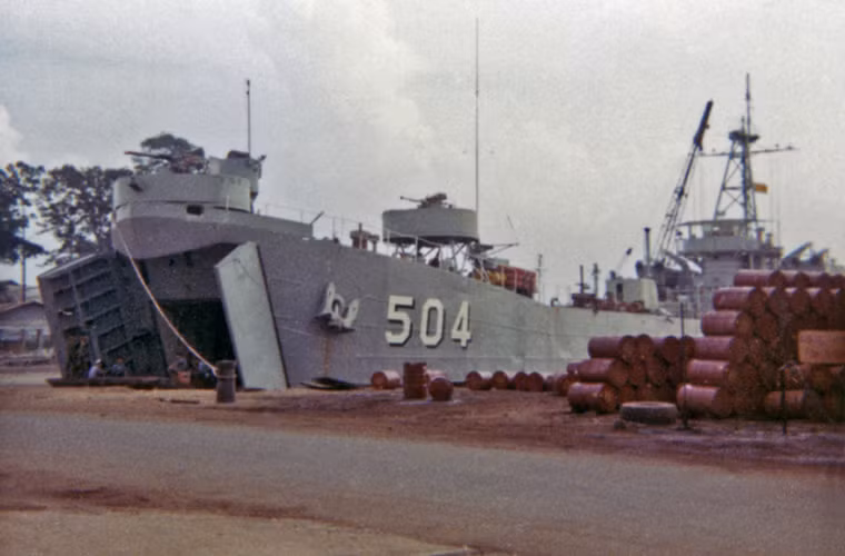 Ngày 8/4/1970, LST-509 nghỉ hưu trong Hải quân Mỹ và ngay lập tức được chuyển giao cho Việt Nam Cộng hòa sử dụng với tên mới là “Dương vận hạm Quy Nhơn HQ-504”. Đáng lưu ý, con tàu này cũng được VNCH sử dụng để vật chuyển thiết bị, nhân lực xây dựng điểm trú đóng trên quần đảo Trường Sa giai đoạn 1973-1975. Năm 1975, trong lúc nhiều tàu chiến của VNCH tháo chạy sang Thái Lan và Philipine, thuyền trưởng của tàu lúc đó là Trung tá Nguyễn Như Phú và thủy thủ đoàn của tàu đã quyết định ở lại và ra trình diện chính quyền cách mạng.