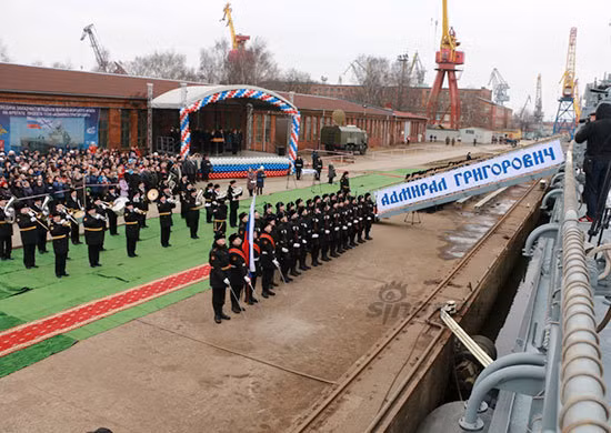 Con tàu được khởi đóng tại nhà máy đóng tàu Yanta ở tỉnh Kaliningrad vào ngày 18/12/2010, hạ thủy ngày 14/3/2014 và chính thức biên chế ngày 11/3/2016.