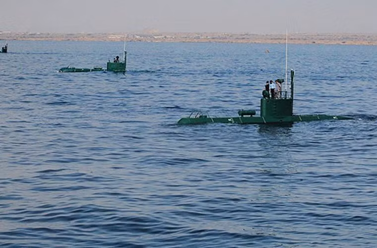 Tuy nhiên, vì nhỏ gọn nên tàu ngầm mini thường không có các hệ thống cứu sinh trong trường hợp khẩn cấp. Cho nên, khi gặp nạn, thủy thủ đoàn gần như cầm chắc cái chết.