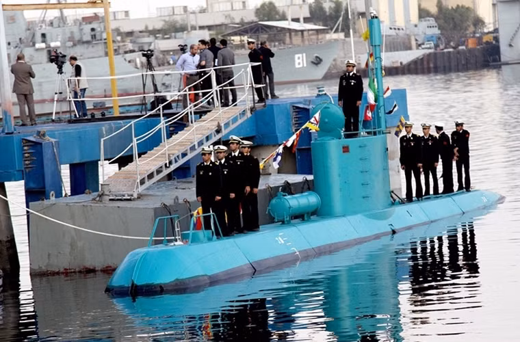 Thủy thủ đoàn tàu ngầm lớp Yono chỉ có 2 người và có thể chở 6-7 lính đặc nhiệm hải quân.