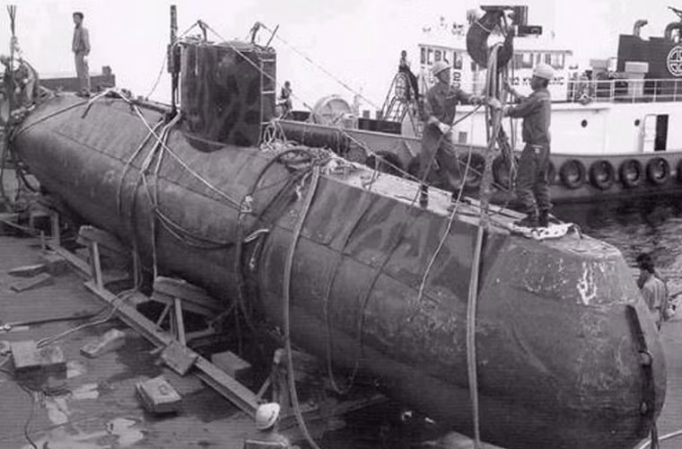 Lớp Yono cũng là phiên bản cải tiến từ tàu ngầm Yugo do Triều Tiên sản xuất từ những năm 1960. Trong ảnh có thể thấy, kiểu dáng của lớp Yugo rất giống với ảnh 2 – tàu ngầm lớp Ghadir. Hay nói cách khác, Ghadir chính là bản sao hình dạng của Yono, giúp chúng ta có thể xác định được “dung nhan” tàu ngầm Triều Tiên mất tích.