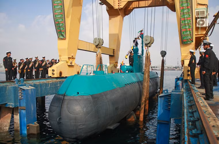 Mặc dù Triều Tiên chưa bao giờ công bố về hình dạng tàu ngầm mini lớp Yono. Tuy nhiên, Triều Tiên được ghi nhận là đã bán một vài chiếc Yono cho Iran sử dụng đầu những năm 2000. Sau đó, Iran đã mua giấy phép của Triều Tiên tự sản xuất lớp Ghadir trên cơ sở Yono. Cho nên có thể từ hình dạng lớp Ghadir xác định được kiểu dáng lớp Yono được cho là bị mất tích.