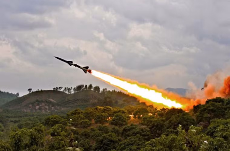 Đạn tên lửa 20D của hệ thống đạt tầm bắn từ 7-43km, độ cao bắn hạ 3.000-30.000m, trọng lượng đầu đạn nặng 196kg.