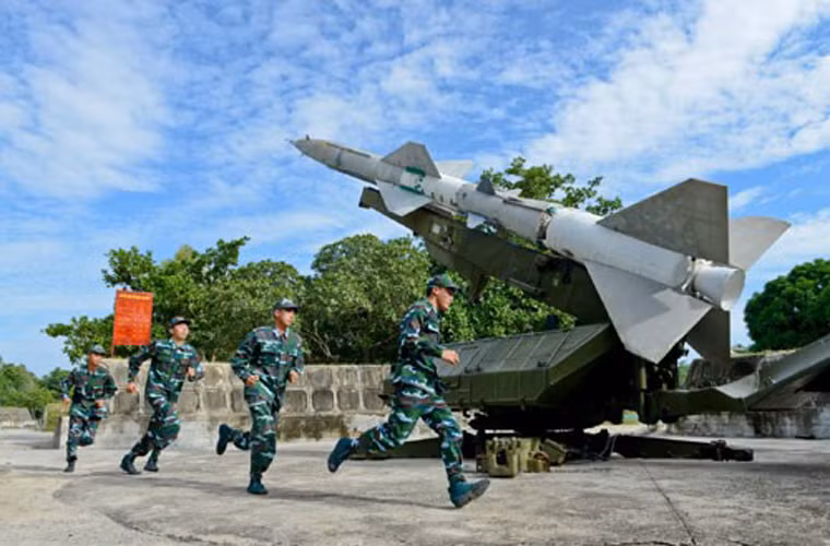Tuy nhiên, loại vũ khí nào cũng có giới hạn và tuổi thọ của nó, tên lửa SAM-2 cũng vậy. Sớm muộn các tổ hợp SAM-2 hay cũng là S-75M3 Volga cũng phải tới lúc nghỉ hưu khi hết niên hạn sử dụng. Dẫu vậy, trong bối cảnh kinh tế đất nước còn gặp nhiều khó khăn, chúng ta chưa có đủ kinh phí để thay thế hoàn toàn SAM-2 trong thời gian ngắn, thì giải pháp nâng cấp là lựa chọn rất khả thi.