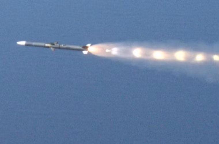 Trong chiến đấu, tên lửa sẽ tiếp nhận thông tin vị trí mục tiêu từ máy bay trước khi phóng. Sau khi phóng, giữa hành trình bay tên lửa vẫn sẽ cập nhận lệnh dẫn đường qua liên kết datalink giữa máy bay với tên lửa. Một khi radar chủ động trên AIM-120 ở cự ly phù hợp kích hoạt, radar sẽ tự xác định mục tiêu và lái tên lửa. Tính năng này cung cấp khả năng "bắn và quên" cho phép phi công phóng nhiều tên lửa cùng lúc vào hàng loạt mục tiêu.