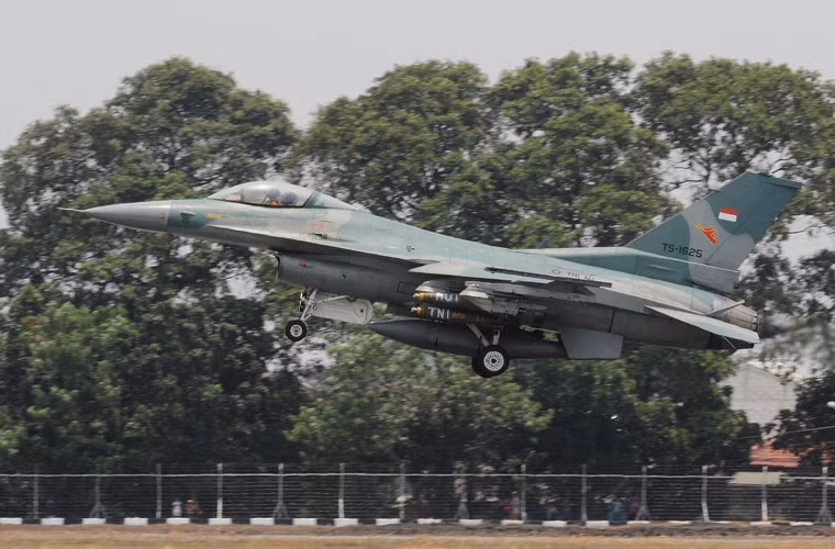 Hiện Không quân Indonesia có trong biên chế 36 chiếc F-16A/B Block 15OCU và F-16C Block 52ID. Cả hai phiên bản F-16 này đều có khả năng triển khai tên lửa không đối không AIM-120.