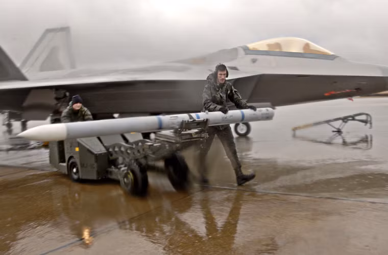 AIM-120 AMRAAM là tên lửa không đối không ngoài tầm nhìn (BVR) hiện đại có khả năng tác chiến trong mọi điều kiện thời tiết, cả ban ngày và ban đêm. Nó có thể triển khai trên hầu hết các máy bay tiêm kích do Mỹ sản xuất như F/A-18, F-16, F-22, F-35, F-15 và một vài loại máy bay của đồng minh như Typhoon, Tornado ADV, JAS-39 Gripen... Không quân Indonesia hiện có trong trang bị các tiêm kích F-16 có thể triển khai tên lửa AIM-120.