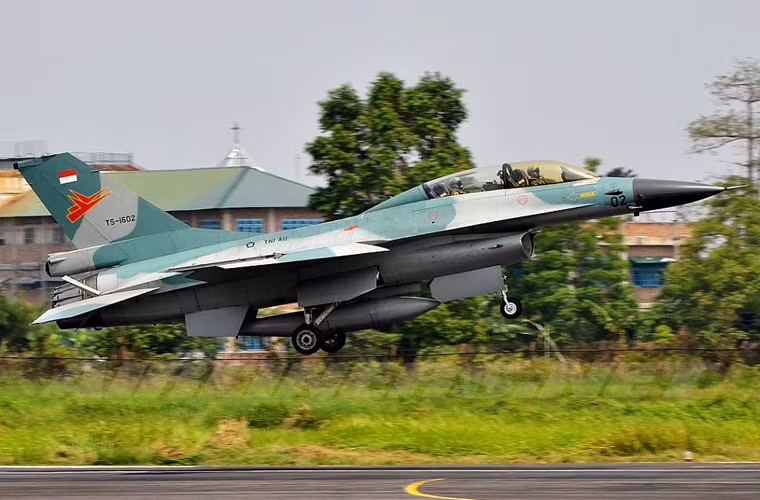 Tuy nhiên F-16C Block 52ID thì hiện đại hơn hẳn so với F-16A/B Block 15OCU. Phiên bản này có khả năng triển khai tên lửa chống radar AGM-88 HARM, bom thông minh JDAM, JSOW.