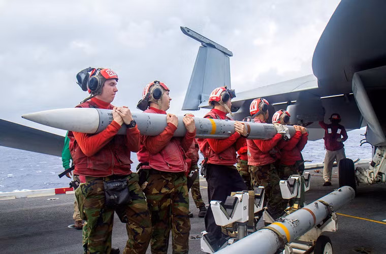 Tên lửa không đối không AIM-120 có chiều dài 3,6m, đường kính thân 17,7cm, sải cánh 52,5cm và trọng lượng khoảng 150kg. Tên lửa mang đầu nổ phá mảnh 18-22kg tùy biến thể với ngòi nổ RADAR chủ động.