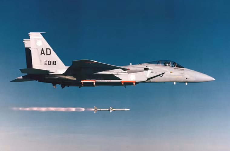 Tên lửa không đối không AIM-120 xuất khẩu cho Indonesia thuộc biến thể C-7 có tầm bắn hơn 100km, tốc độ hành trình Mach 4 (4.900km/h).