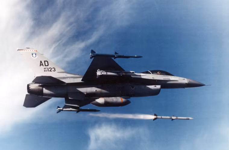 Theo truyền thông Indonesia, Mỹ đã đồng ý cung cấp 36 đơn vị tên lửa không đối không AIM-120 cực kỳ hiện đại cho lực lượng không quân nước này. Đơn giá ước tính vào khoảng 95 triệu USD.