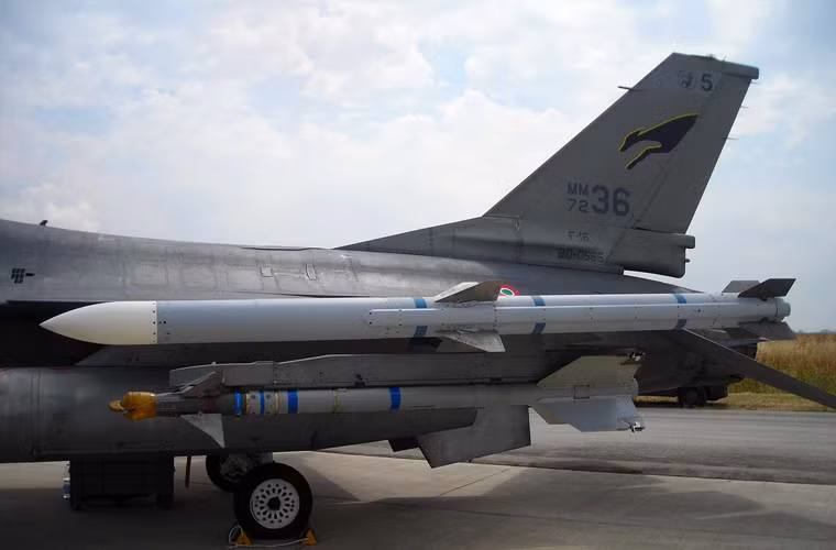 AIM-120 được trang bị hệ thống dẫn đường quán tính và radar chủ động pha cuối.