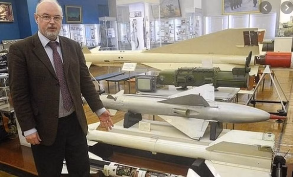 "Điều bất ngờ ở chỗ trường hợp của Mỹ thì tình hình ngược lại. Họ chiếm ưu thế trong lĩnh vực điện tử, nhưng lại tụt hậu về khoa học vật liệu”, người đối thoại của tờ PE cho biết.