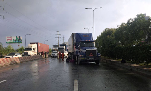 Duong Sai Gon hon loan vi nguoi quoc tich My lao vao container