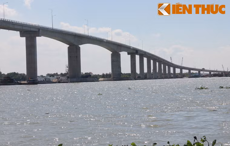 Cầu Mỹ Lợi nối 2 bờ sông Vàm Cỏ tỉnh Long An và Tiền Giang trên QL50...