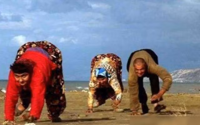 Người dân ở "làng bò" không thể đi thẳng lưng như người bình thường.