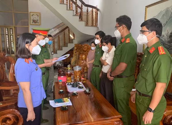 Bat nguyen hieu truong, pho hieu truong Truong Cao dang nghe Binh Phuoc
