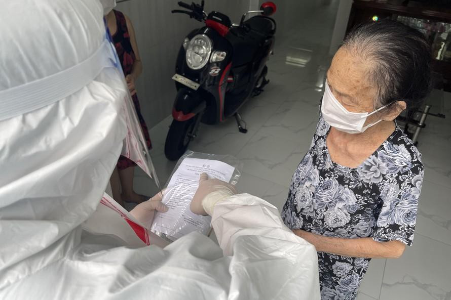 TPHCM yeu cau nhan vien y te phai tiep can ca nhiem moi trong vong 24 gio