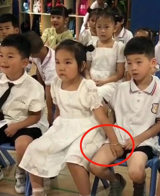 Be gai mau giao dung cham vung nhay cam cua ban nam cung lop-Hinh-2