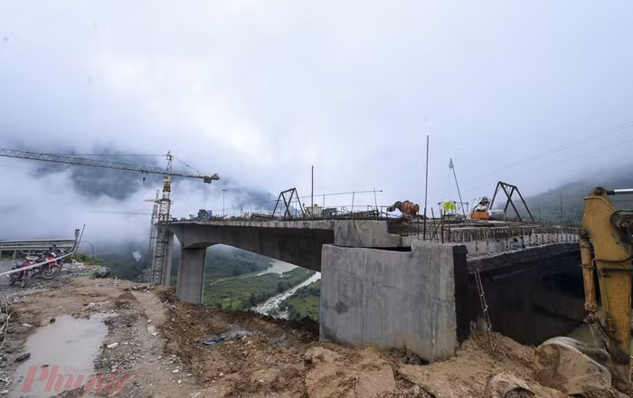 Cầu Móng Sến đã đạt 90% tiến độ, đảm bảo tiến độ đã cam kết với chủ đầu tư là Công ty BOT Lào Cai - Sa Pa. (Ảnh: Phụ nữ TP.HCM).