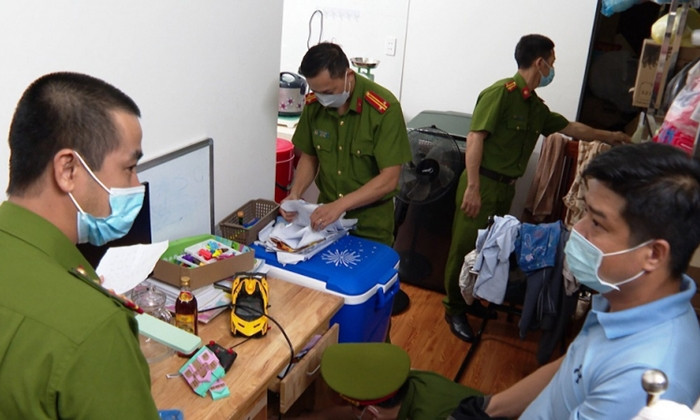 Ngoài ra, lãnh đạo Tập đoàn Khải Tín còn lập ra hàng loạt Công ty thành viên, chỉ đạo cấp dưới nộp hồ sơ, tham gia đấu giá đất tại các dự án bất động sản lớn nhằm mục đích lừa đảo.