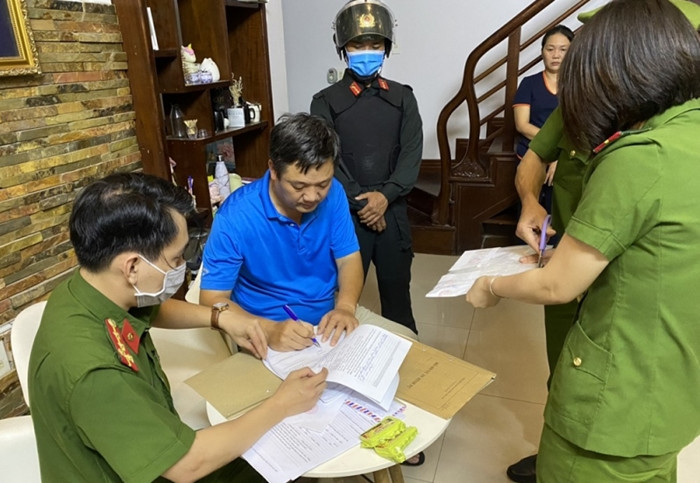 Số tiền các nạn nhân này bị lừa tổng lên đến hàng trăm tỷ đồng. Trong đó, có người tố bị lừa đến 56 tỷ đồng.