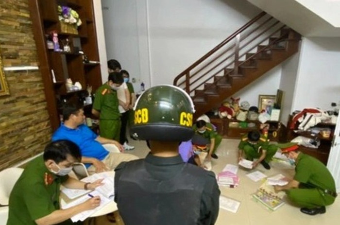 Theo điều tra ban đầu của cơ quan Công an, lãnh đạo Tập đoàn Khải Tín đã sử dụng thủ đoạn "thổi phồng" đất ở riêng lẻ thành các dự án nghỉ dưỡng cao cấp, vẽ ra các dự án "ma".