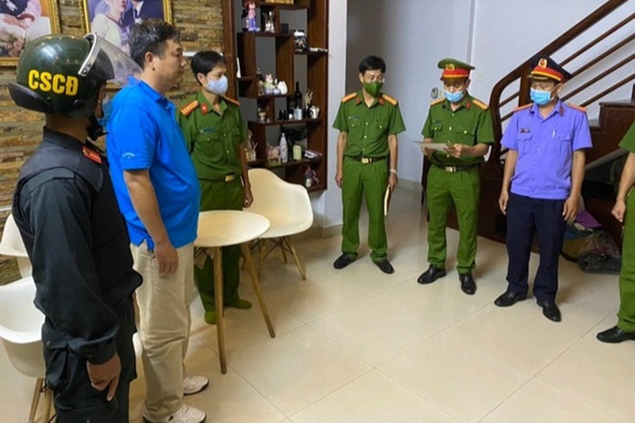 Ngày 28/10, Công an Thừa Thiên - Huế thông tin, sau khi bắt “bộ sậu” Tập đoàn Khải Tín, hàng trăm nạn nhân trên khắp cả nước gửi đơn đến Công an tỉnh này tố cáo họ bị lãnh đạo Tập đoàn Khải Tín lừa đảo, chiếm đoạt tài sản. (Trong ảnh: Ông Phan Minh Thi, áo phông xanh, đứng bên tay trái).