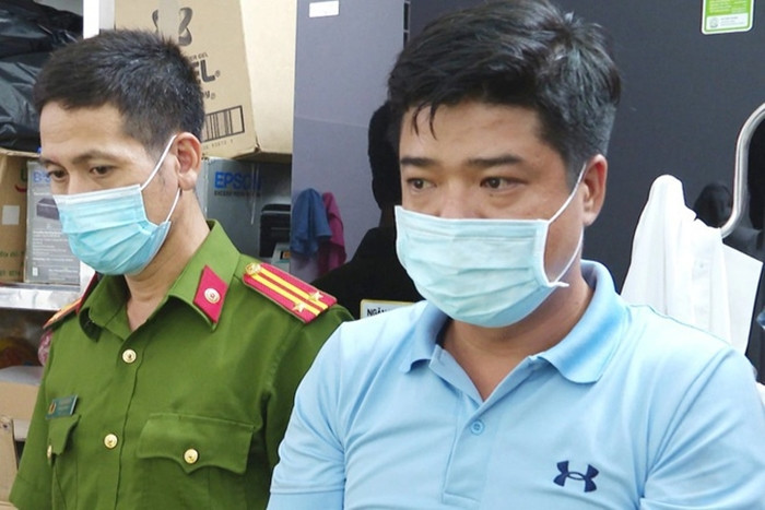 Theo điều tra ban đầu, các đối tượng trên đã cấu kết, thành lập nhiều Công ty thành viên nhằm thực hiện các dự án bất động sản và môi giới bất động sản để lừa đảo, chiếm đoạt tài sản. (Ông Nguyễn Hà Tấn, bên phải).