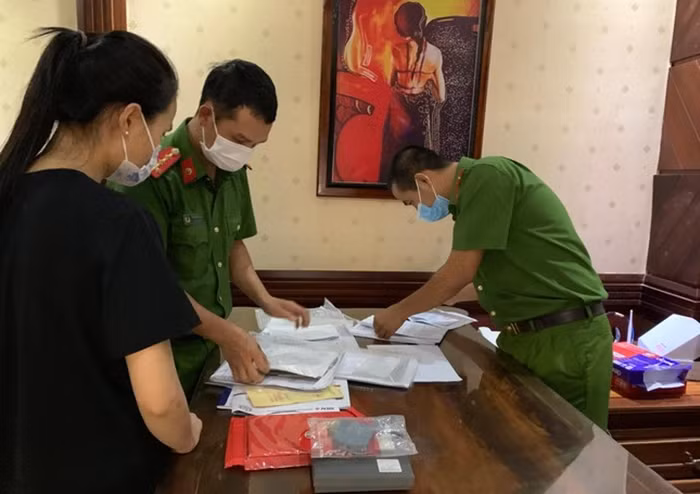 Sau khi trúng đấu giá, Tập đoàn Khải Tín không nộp khoản tiền còn lại để nhận đất mà dùng hồ sơ thông báo trúng đấu giá đưa cho một số tổ chức, đơn vị để đặt vấn đề chuyển nhượng lại thấp hơn so với giá đấu.