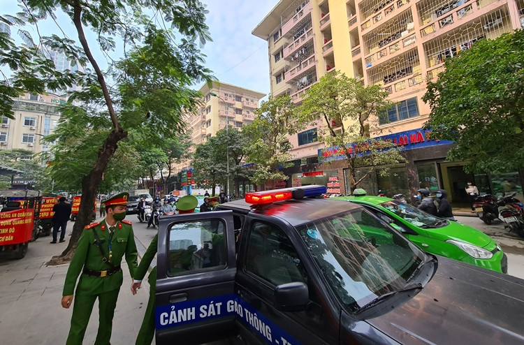 Nhiều cảnh sát được huy động đến hiện trường để điều tiết giao thông, giải quyết sự việc.