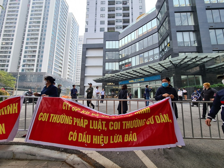 Cư dân Stellar Garden căng nhiều băng rôn yêu cầu gặp chủ đầu tư - Công ty cổ phần kinh doanh và Xây dựng Quang Minh.