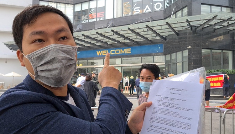 Trao đổi với PV Báo Tri thức và Cuộc sống, anh Đàm Hải Đăng (Cư dân) khẳng định: “Chúng tôi mua nhà cách đây 2 năm, đã đóng 95% tiền nhà cho chủ đầu tư. Tuy nhiên, đến thời điểm này chủ đầu tư chưa làm tròn nghĩa vụ của họ về việc bàn giao nhà, không đưa tòa nhà vào sử dụng gây ra những vấn đề như cắt điện, cắt nước. Cư dân đã có đơn khiếu nại gửi cơ quan chức năng và chủ đầu tư với 163 chữ ký của cư dân. Nhưng đến bây giờ, đại diện chủ đầu tư vẫn chưa ra gặp cư dân, không coi dân ra gì. Giờ chủ đầu tư lại áp bức cả khối văn phòng…”.