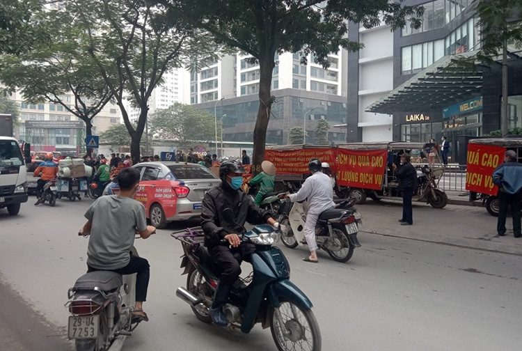 Sự việc diễn ra thu hút nhiều người dân đi đường hiếu kỳ, dừng lại để xem khiến giao thông qua đoạn đường bị ùn ứ.