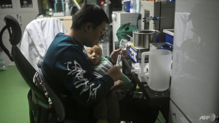 Ong bo tu dieu che thuoc chua benh cho con trai sap chet-Hinh-3