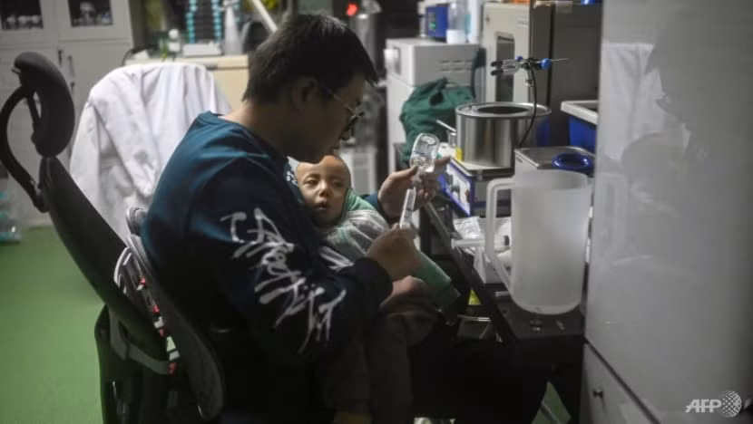 Ong bo tu dieu che thuoc chua benh cho con trai sap chet-Hinh-3