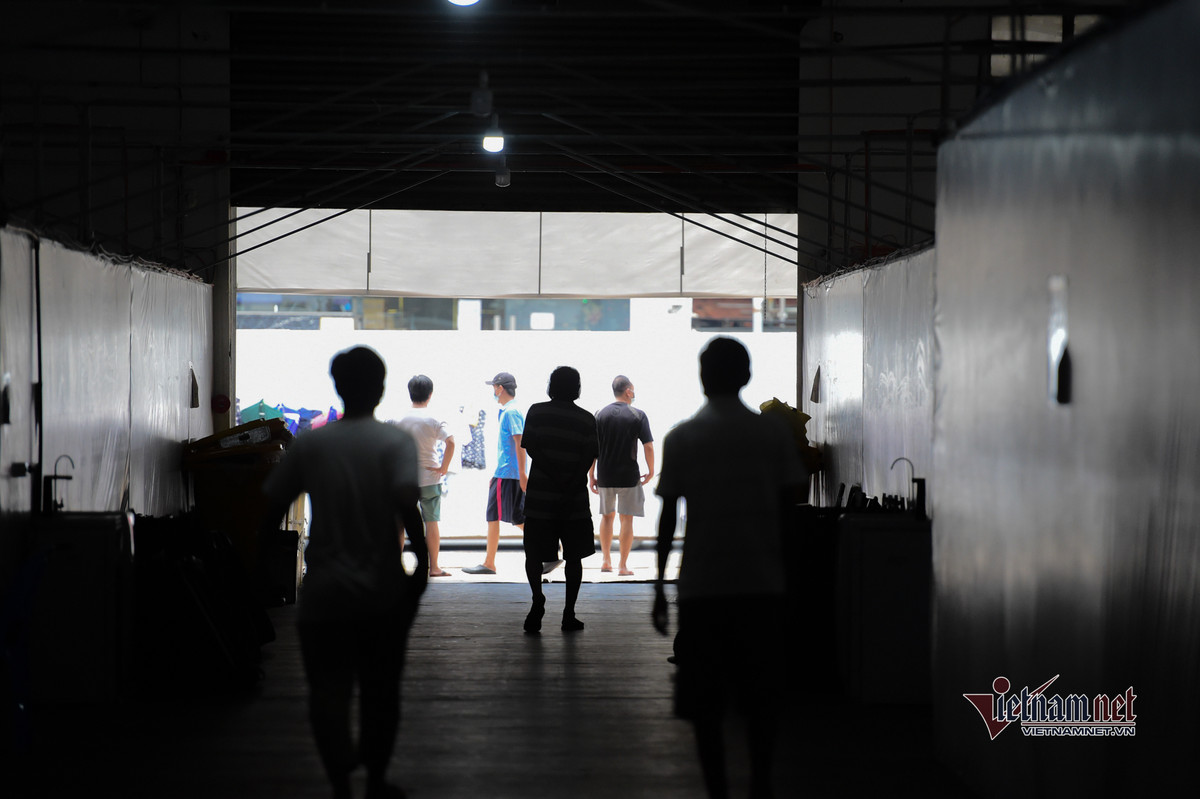 Số lượng bệnh nhân tăng cao mỗi ngày gây áp lực lớn lên tất cả các tuyến điều trị của Bệnh viện dã chiến điều trị Covid-19 đa tầng quận Tân Bình