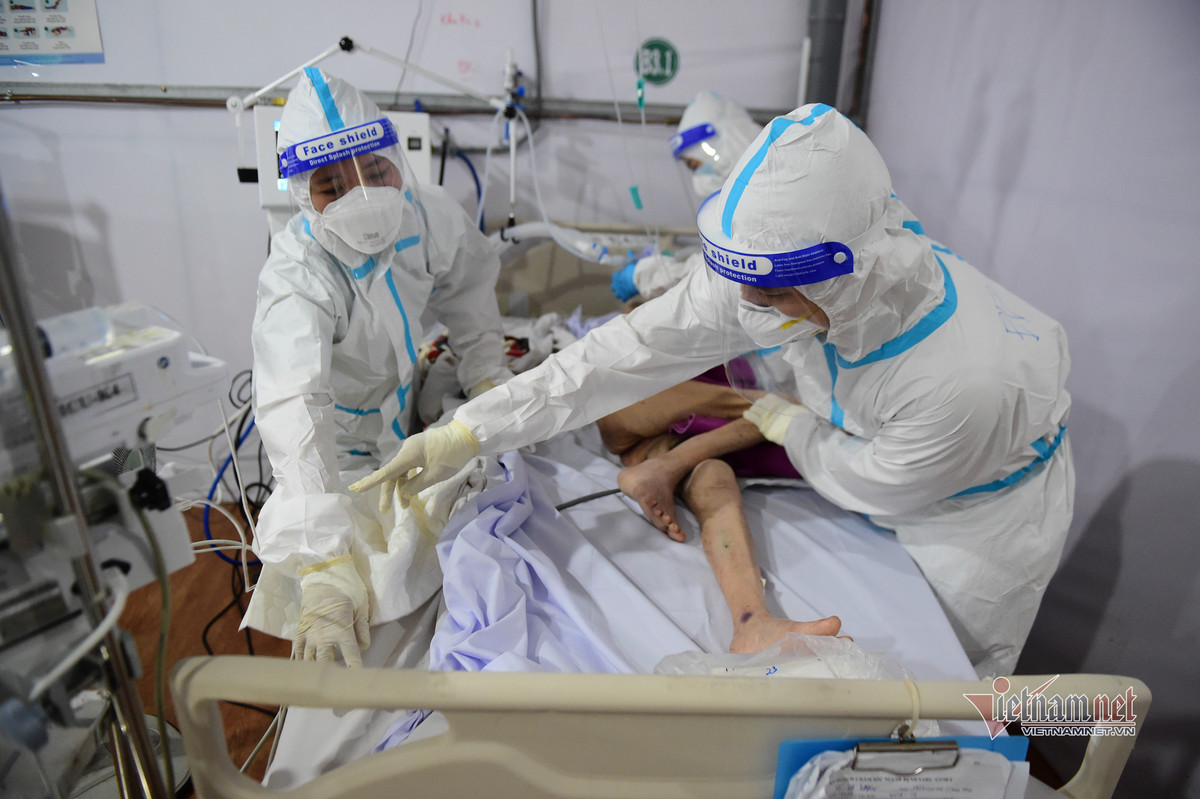 Bác sĩ Nguyễn Đức Tới, Trưởng khoa Cấp cứu sàng lọc bệnh viện dã chiến 19 cho biết, khoảng 2 tuần nay số người mắc Covid-19 đang tăng. Trước đây, khu vực nặng trung bình một ngày dưới 10 bệnh nhân, nay tăng trung bình trên 20 bệnh nhân/ ngày.