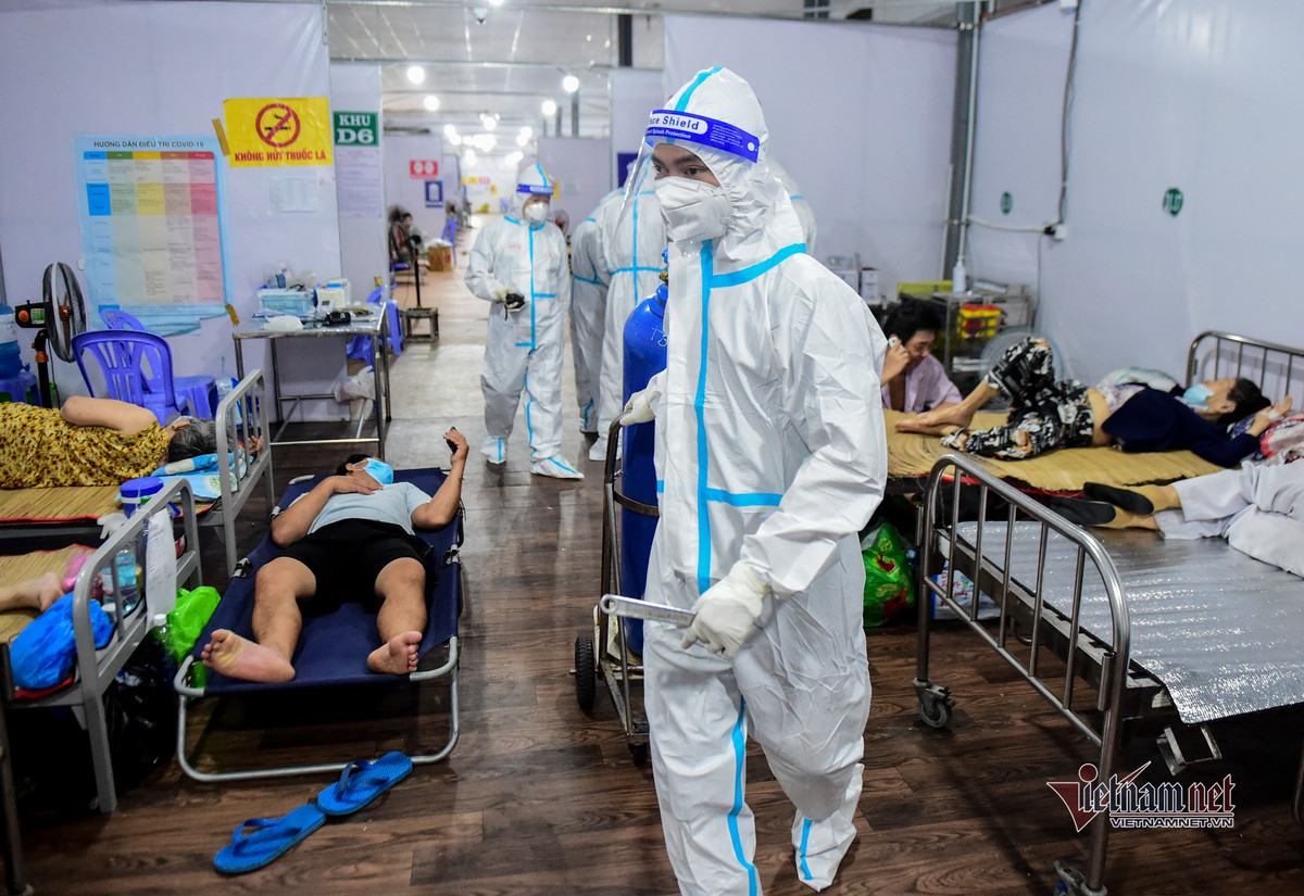 Các bác sĩ vận chuyển bình oxy cho bệnh nhân khu nhẹ, trung bình.