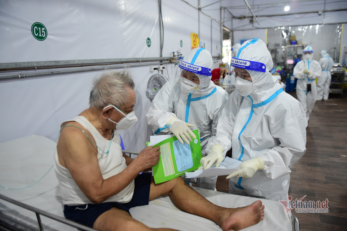 Một bệnh nhân làm thủ tục chuyển qua khoa tầng cao hơn