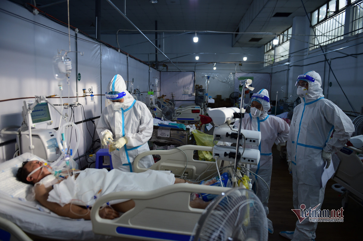 Theo bác sĩ Tới, tại khu Hồi sức Covid-19 điều trị tích cực cho bệnh nhân nặng, nguy kịch hiện nay mỗi kíp trực trung bình 4 bác sĩ, 9 điều dưỡng phải nỗ lực điều trị cho khoảng 40 bệnh nhân.