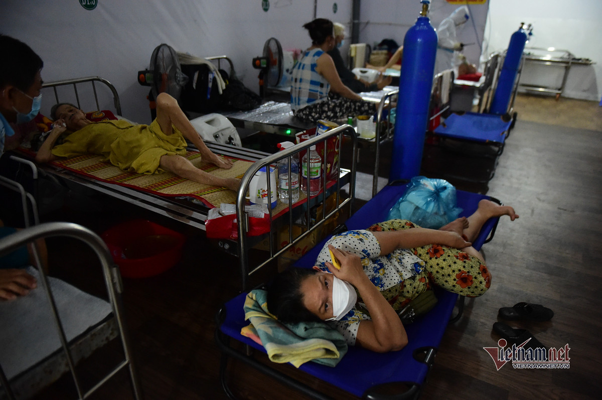 Giường bệnh luôn trong tình trạng kín chỗ