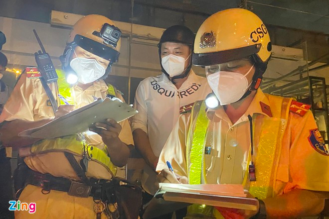 Tai xe bi CSGT TP HCM phat kich khung vi uong 3 lon bia