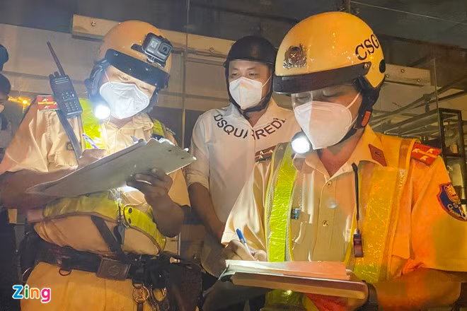 Tai xe bi CSGT TP HCM phat kich khung vi uong 3 lon bia