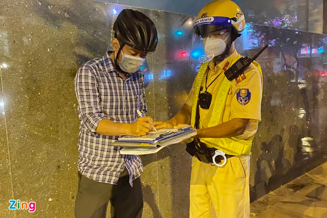 Tai xe bi CSGT TP HCM phat kich khung vi uong 3 lon bia-Hinh-2